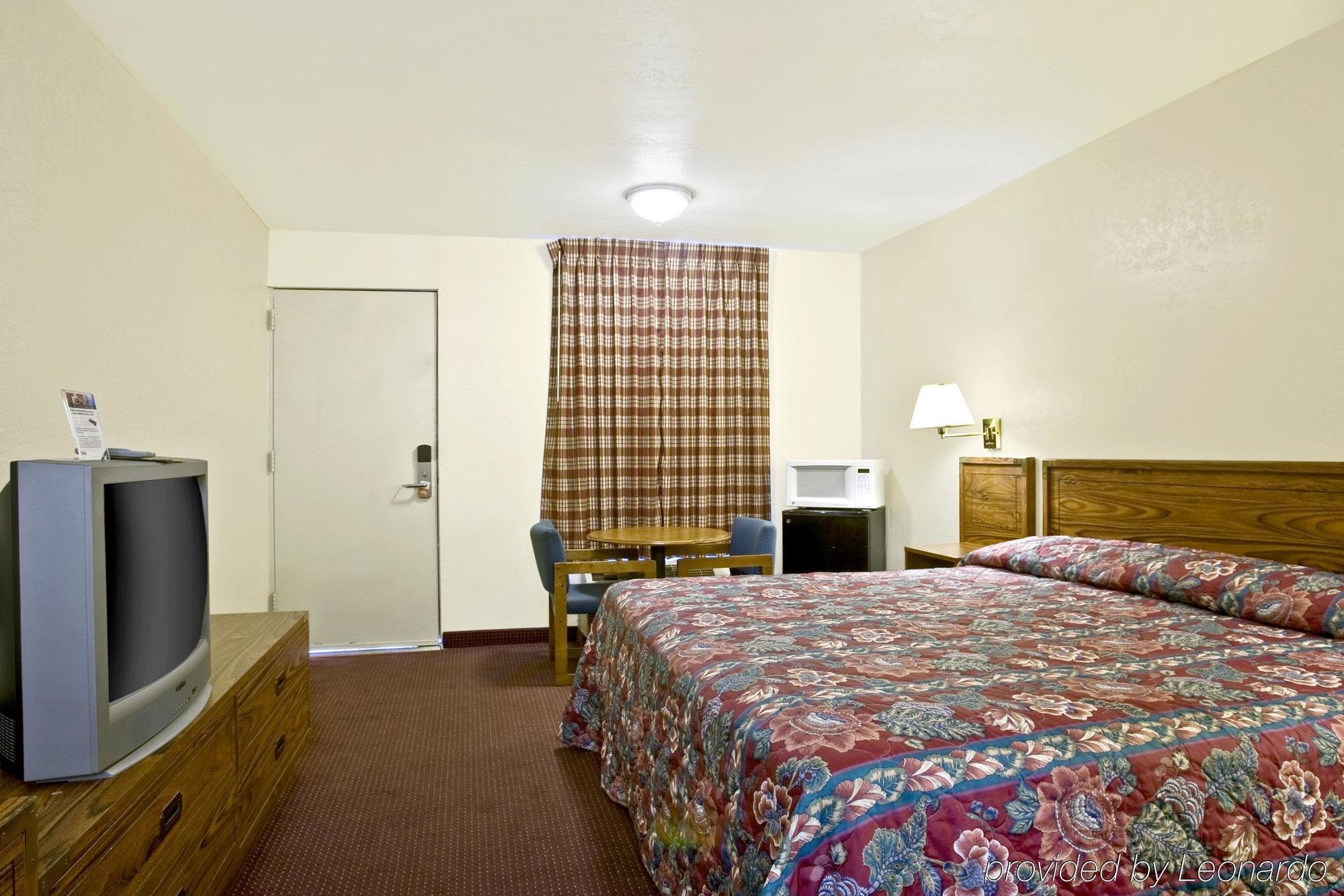 Royal Inn Crossville Exterior photo